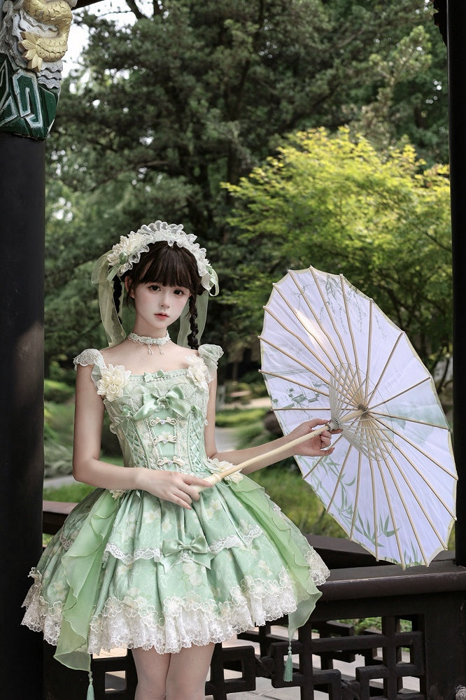 Korsettrock mit grünem Oberteil und Froschknöpfen sowie Lolita-Blumentaillenverzierung