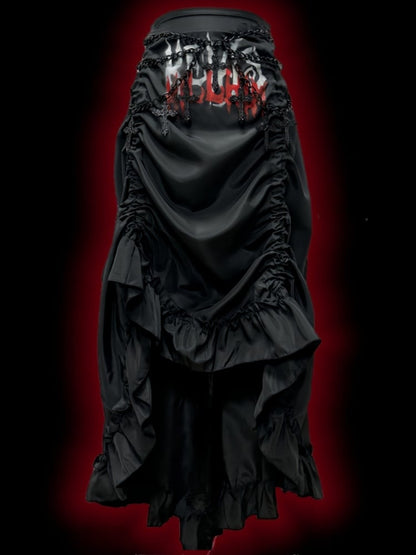 ゴシックなブラックレタープリントのルーシュハイローパンクスカート。クロスチャームウエストチェーン付き。