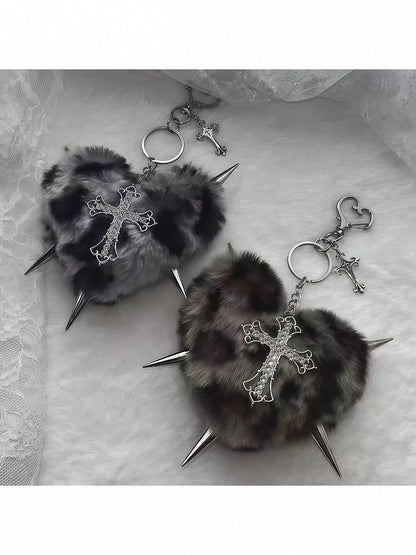 Porte-clés cœur en peluche Y2K avec pics croisés - Kiwi Store
