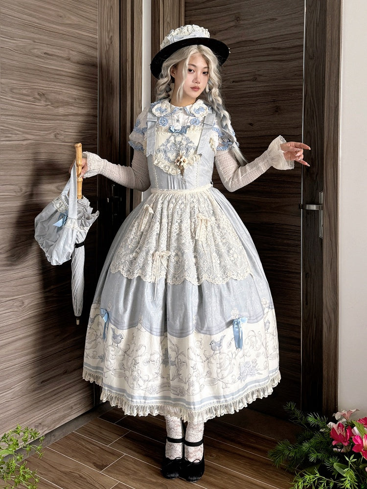 Lolita-Rock und blau bedruckter Pullover mit Blumenmeise