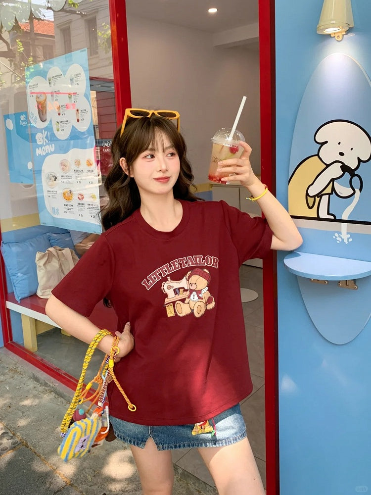 Weinrotes, rundes T-Shirt mit lockerem Halsausschnitt und Cartoon-Bären-Print