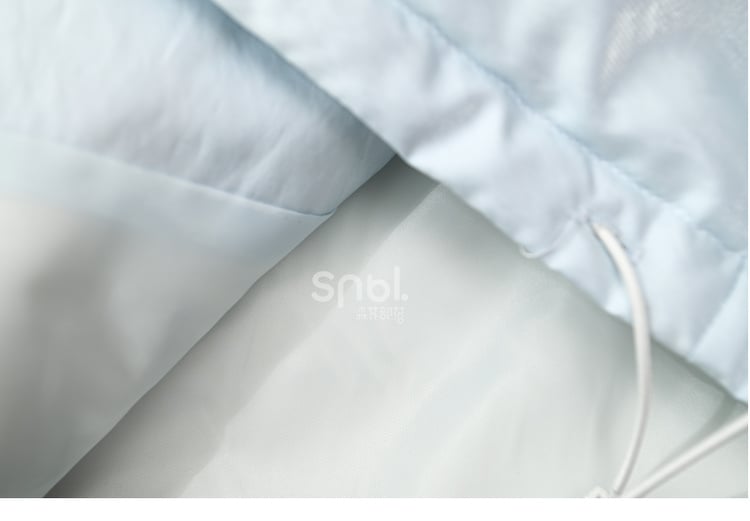 Blauer Daunenmantel mit Kapuze und Applikation