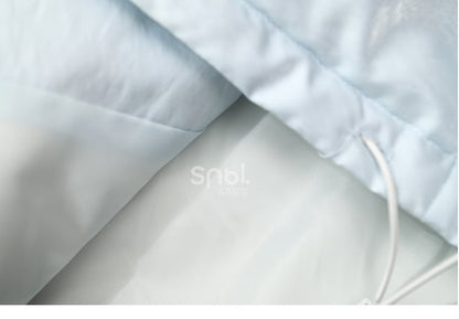 Blauer Daunenmantel mit Kapuze und Applikation