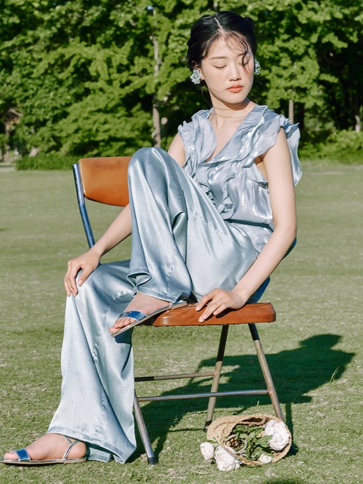 Vintage-Oberteil mit blauen Rüschenakzenten und Hose mit geradem Bein