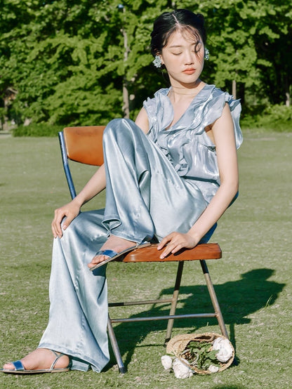 Vintage-Oberteil mit blauen Rüschenakzenten und Hose mit geradem Bein