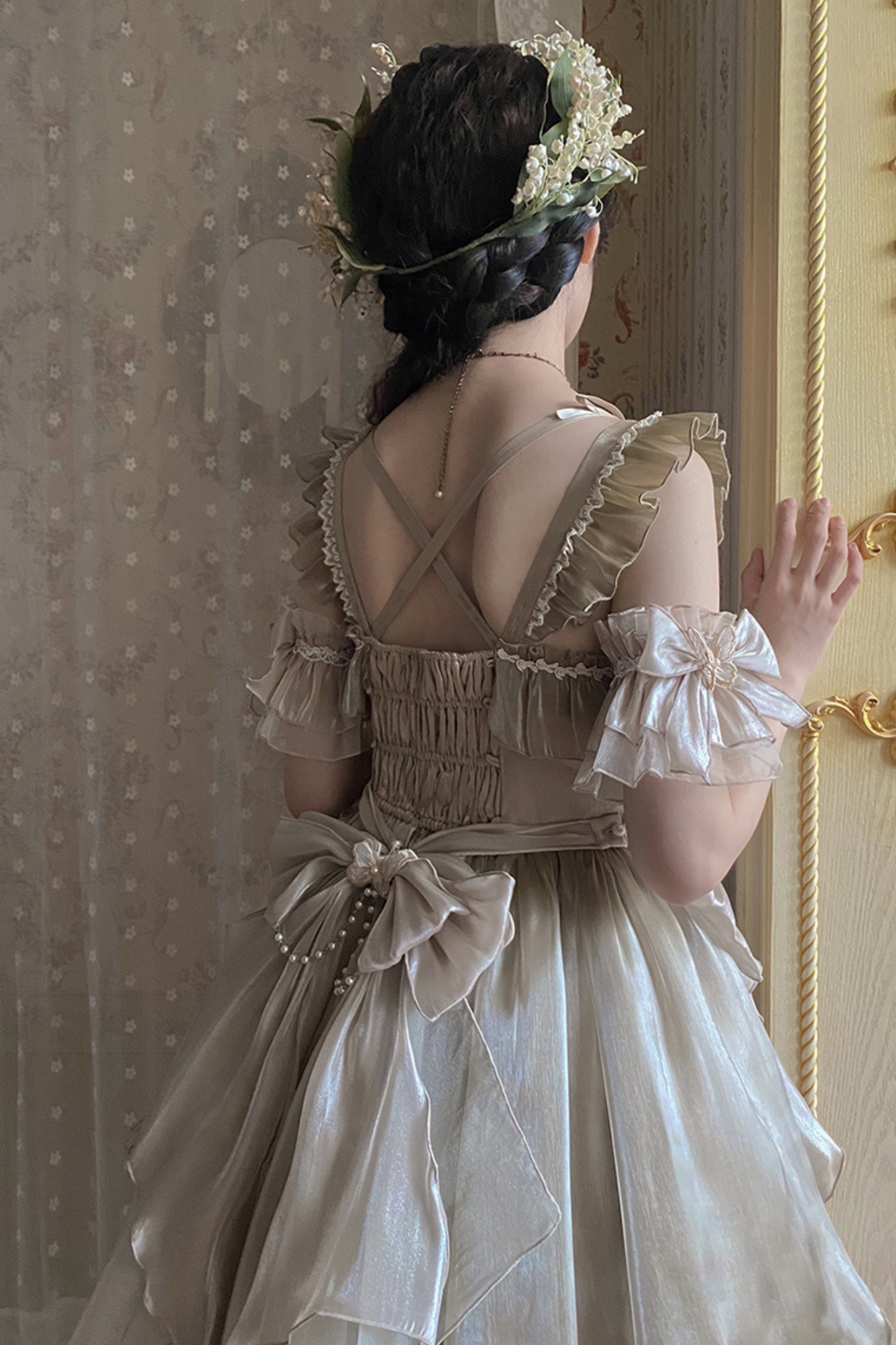 Kleid mit fliegenden großen Lolita-Ärmeln