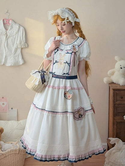 Herzförmige Brosche mit Hasenstickerei