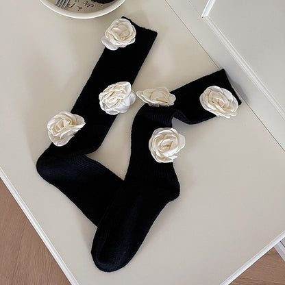 白い椿の花が咲いた赤いスイートカーフソックス