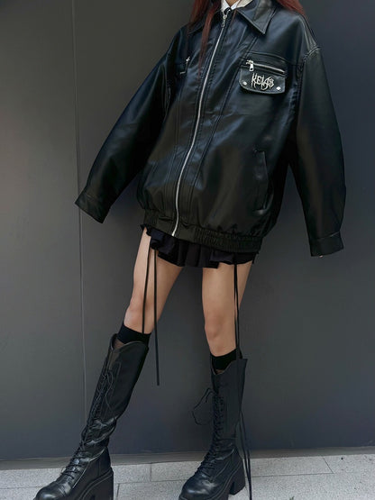 パンクなブラックメタル文字があしらわれたモトジャケット