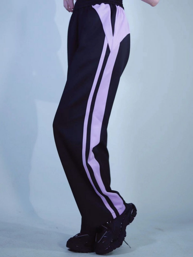 Schwarze und lila Jogginghose