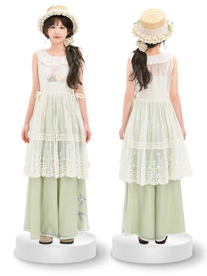 サイドにセルフタイのフォーン刺繍シフォンオーバードレスネックライン、ホワイトのセミシースルーフリルストラップ付き