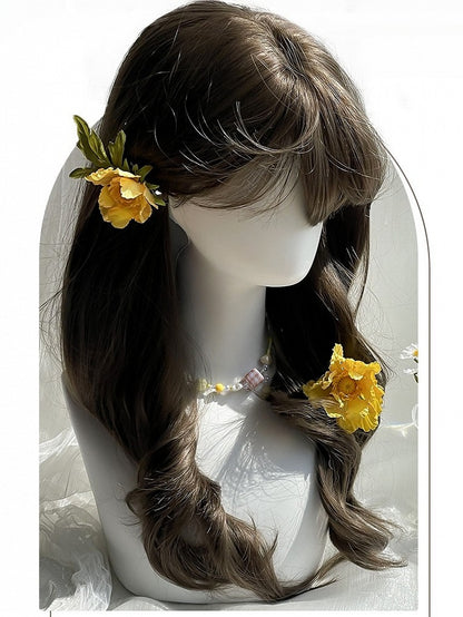 長さのあるブラウンの60cmウェーブウィッグ（前髪あり）