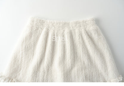 Beigefarbener Midirock mit hoher Taille und Spitzenakzenten und Volantsaum