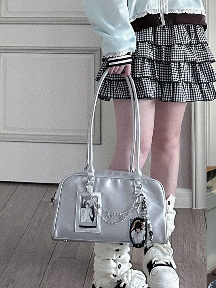Hand mit abnehmbarer Ita-Haltertasche Silberkarte
