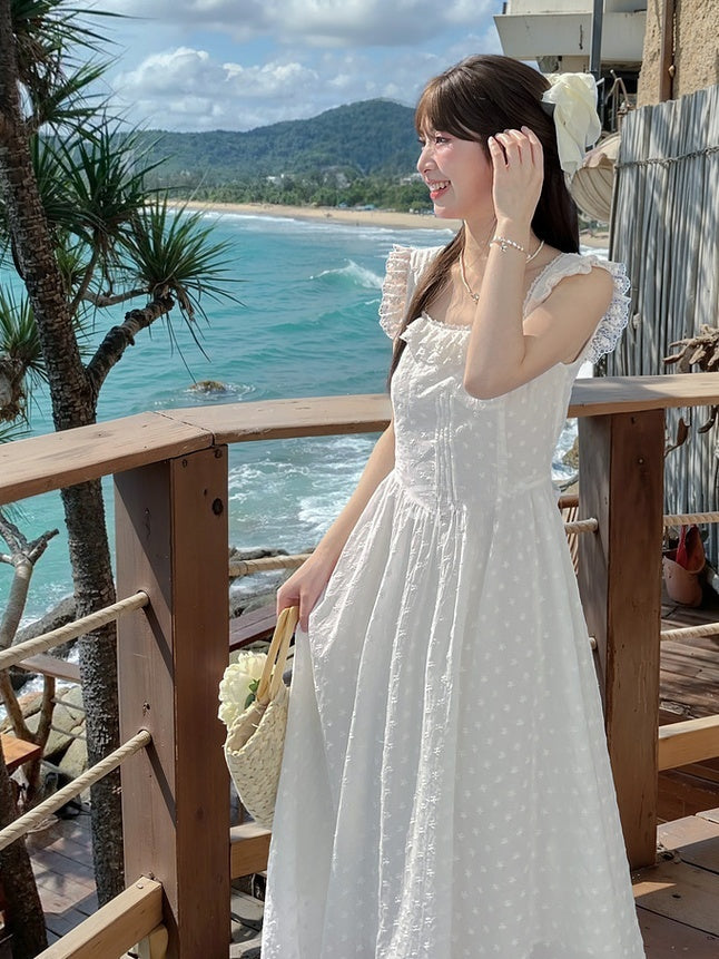 Elegantes weißes Kleid mit quadratischem Ausschnitt, flatternden Ärmeln, ärmelloser Spitze und Schleife zum Selbstbinden