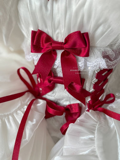 雪のように白いクリスマスドレス、赤いリボンで飾られたバスクウエストドレス、大きなリボンのカスケードトレイン付き