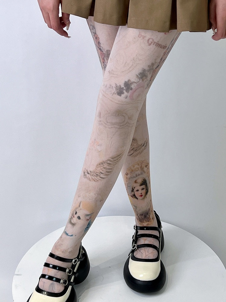 Strumpfhose mit Cartoon-Mädchen- und Katzen-Print in Nude