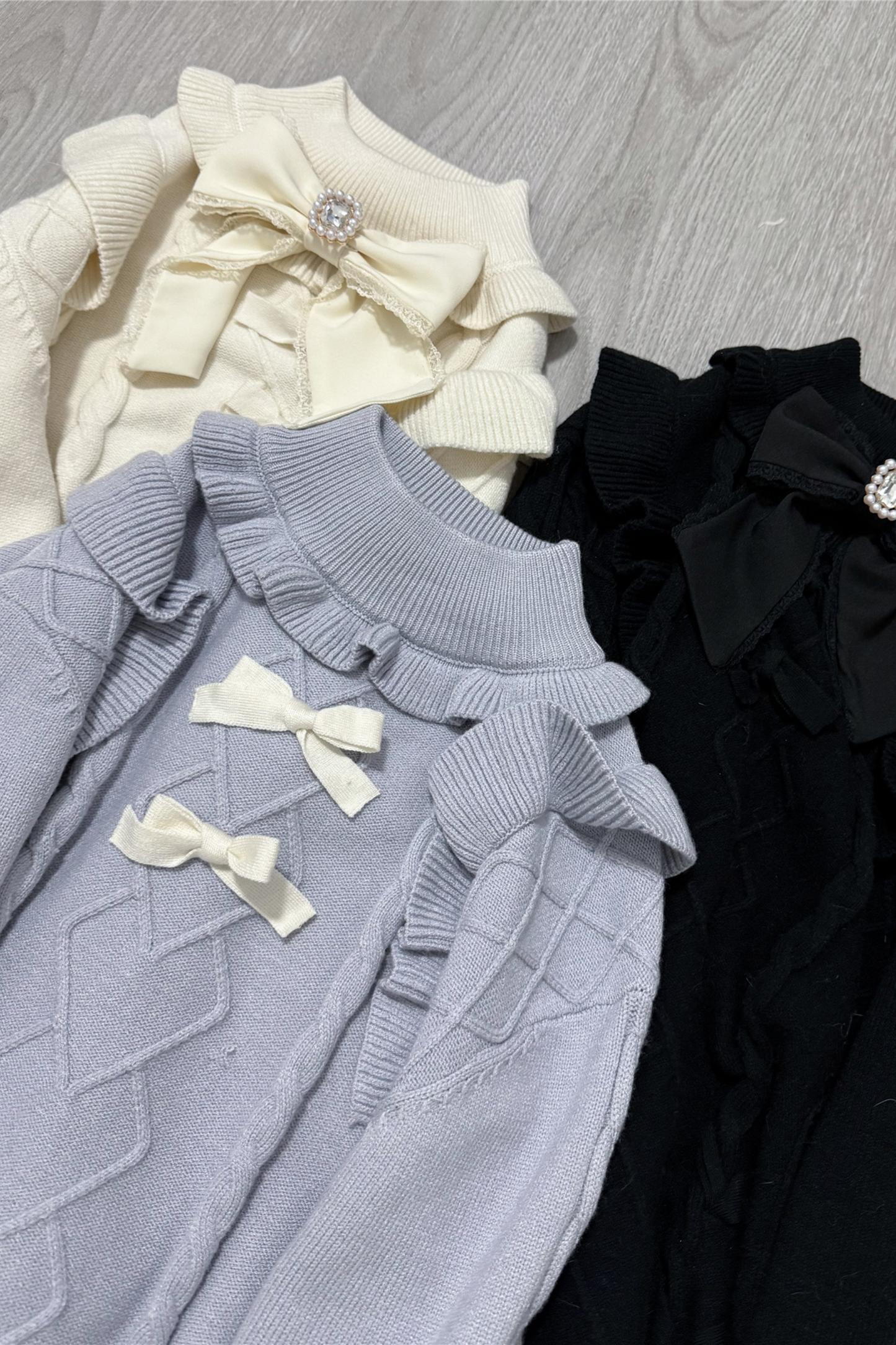 Pullover mit fliegendem Halsausschnitt und hohen Ärmeln