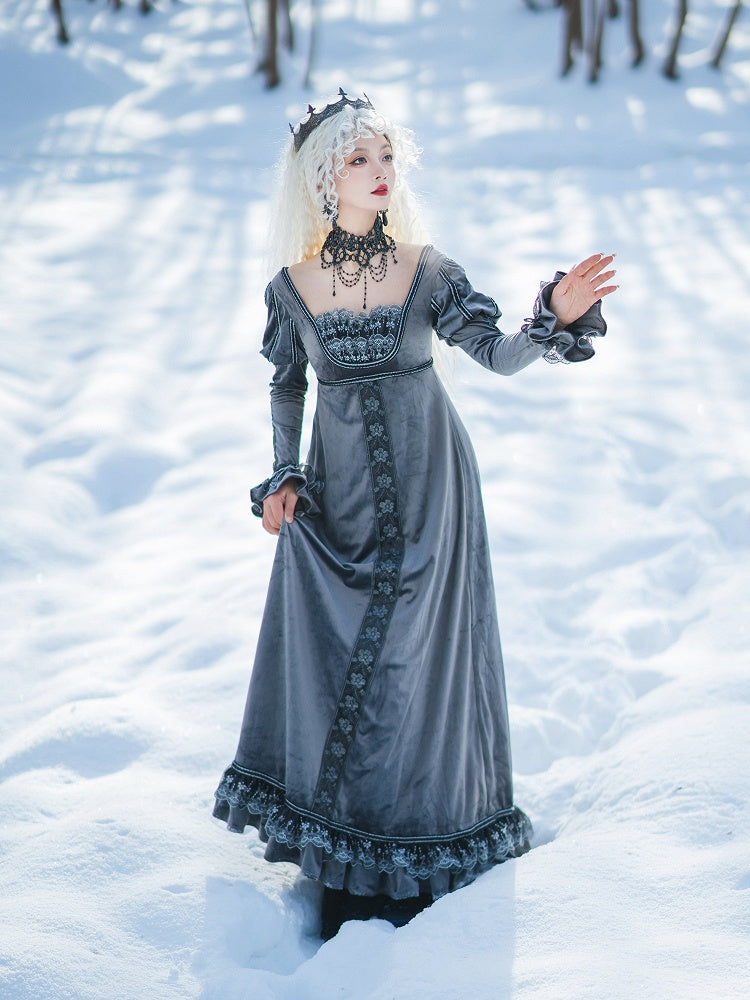 グレーのエンパイアウエスト、エレガントなロリータスクエアネックライン、ジュリエットスリーブ、ベルベットドレス