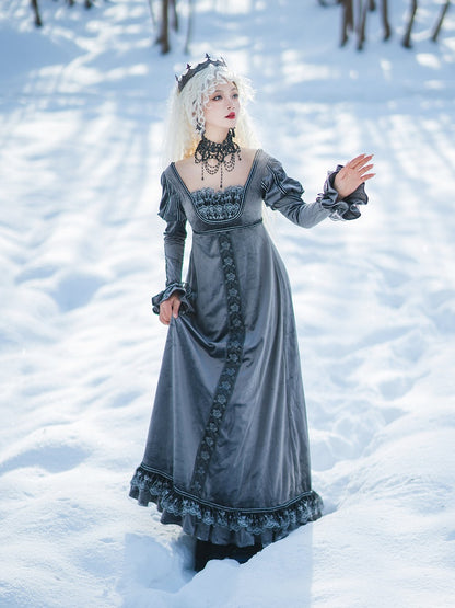 グレーのエンパイアウエスト、エレガントなロリータスクエアネックライン、ジュリエットスリーブ、ベルベットドレス