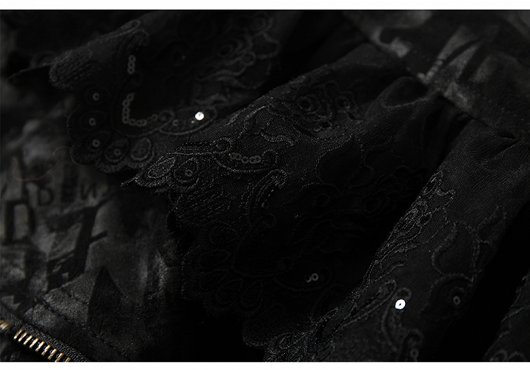 Schwarzer Stufenrock mit Spitzenbesatz und Schnürdetails