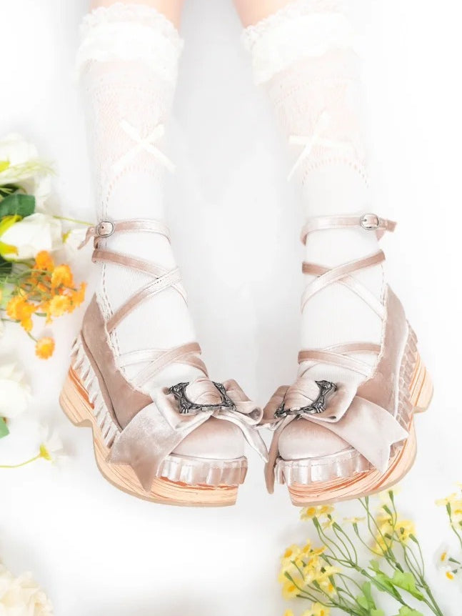 Sweet Design Lolita – Champagnerfarbene Plateauschuhe mit überkreuzten Zehen und runden