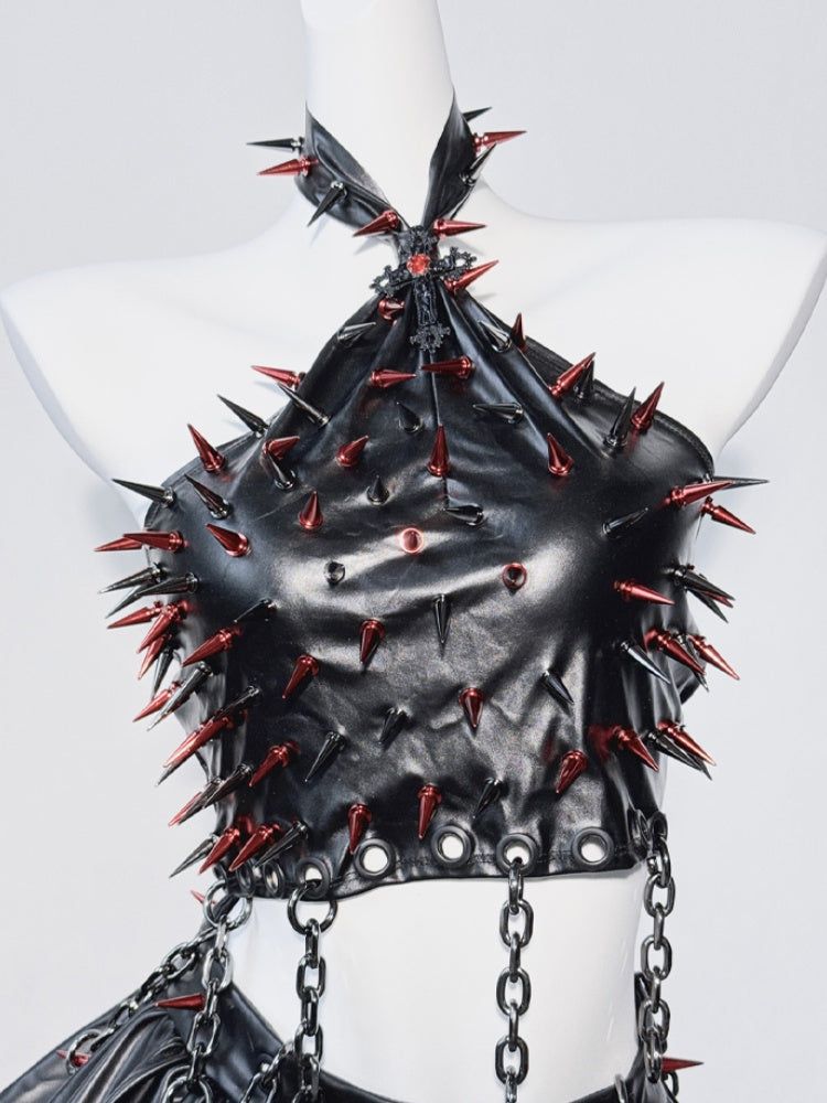 Schwarzes Neckholder-Oberteil mit Nieten und gekreuzter Kette