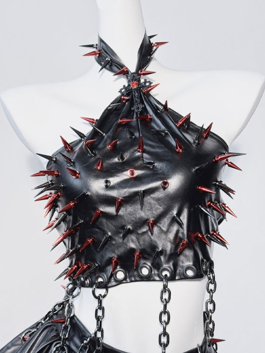 Schwarzes Neckholder-Oberteil mit Nieten und gekreuzter Kette