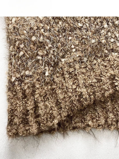 カーキ色のVネックセーター（スカーフ付き）