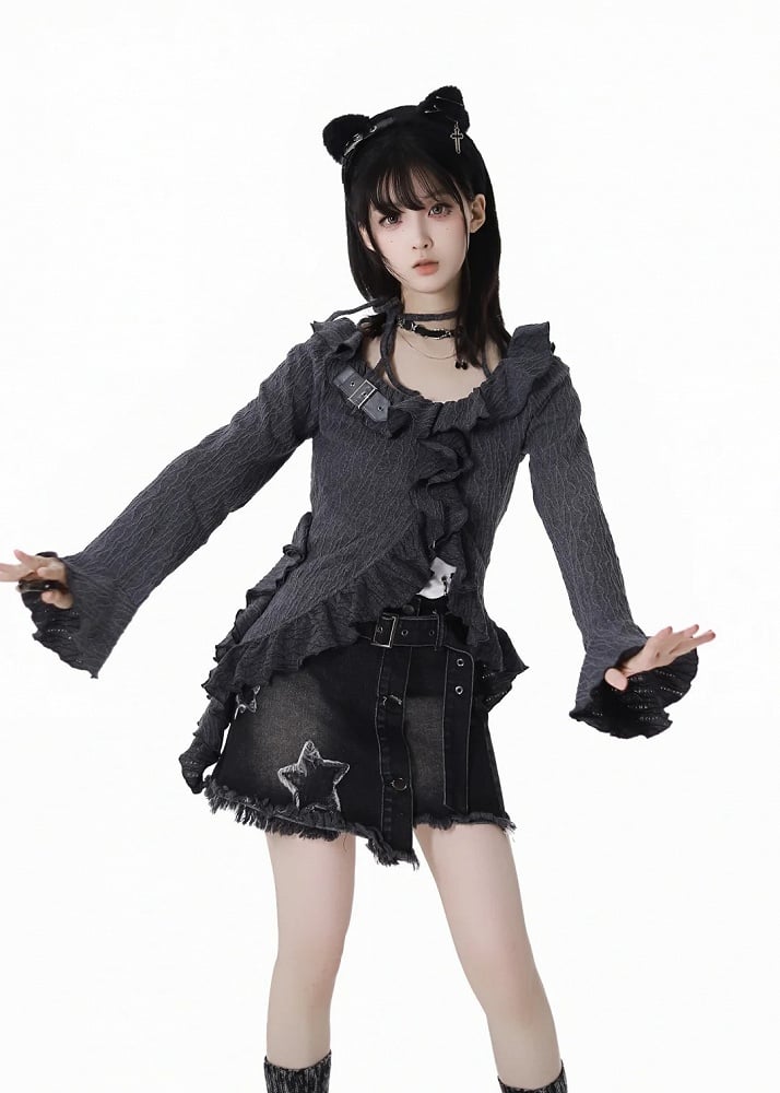 Beige/Dunkelgraues Strickoberteil mit Neckholder, Glockenärmeln, asymmetrischem Rüschensaum