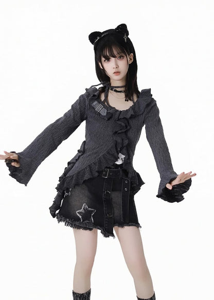 Beige/Dunkelgraues Strickoberteil mit Neckholder, Glockenärmeln, asymmetrischem Rüschensaum