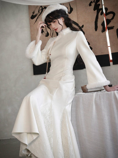 オフホワイトのプラッシュトリムチャイナドレスカラーとカフスマーメイドスカートチーパオ