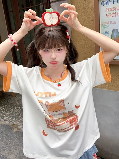 白い漫画のキツネのプリントのロングバージョンTシャツ、リンゴのブローチ付き