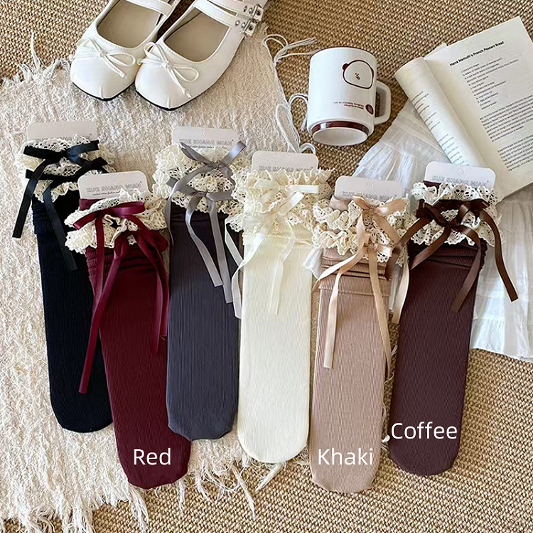 オフホワイトのスイートな蝶結びレーストリムの膝下ストッキング