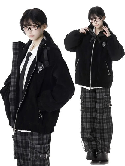 Schwarze Kapuzenjacke mit Schlangenmuster und überkreuzten Schnallenriemen