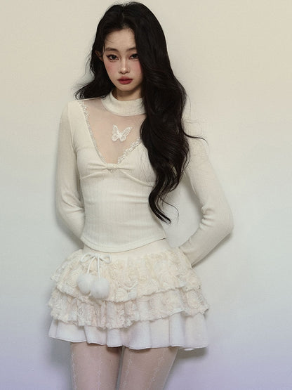 Weißes, eng anliegendes Langarm-Top mit Illusionsausschnitt und Schmetterlingsakzenten