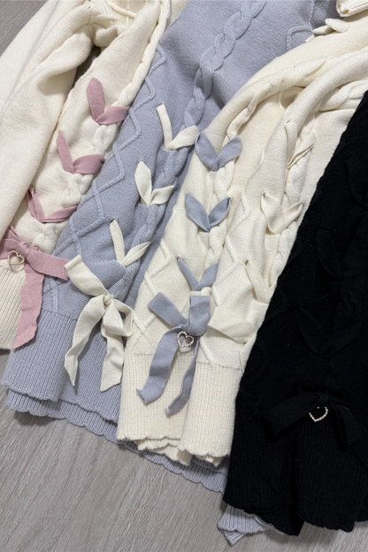 Pulloverkleid mit fliegendem Hals und hohen Ärmeln