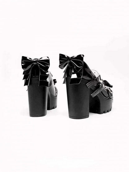 Talons hauts compensés noirs Lolita Gothiques avec clous