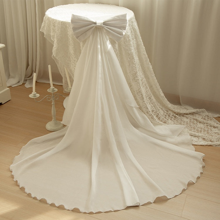 Weiße Schleppe mit großer Schleife