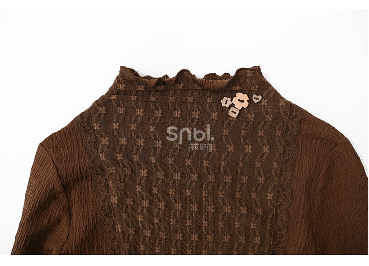 Braunes Oberteil mit Rüschenausschnitt und langen Ärmeln und Rüschensaum