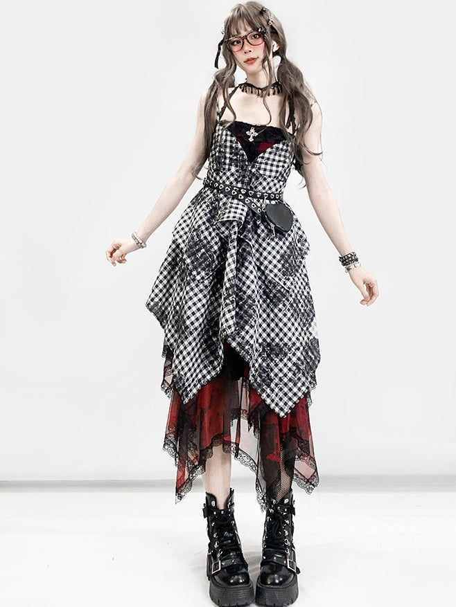 華やかなティアードクロストップ、チェック柄ディテール、ほろ苦いレッドスカート、ブラックタイセット、ドレスキャミソール