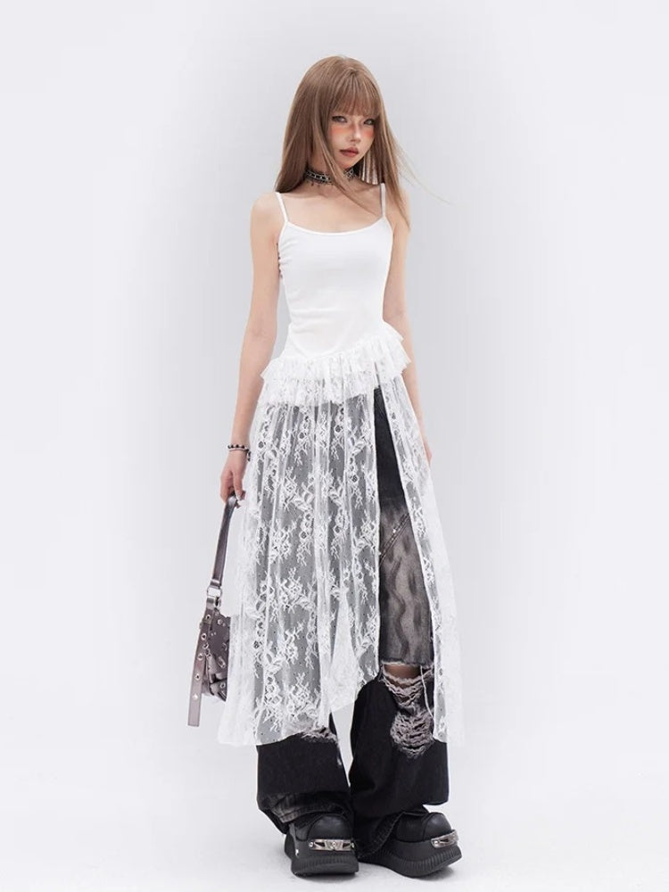 Glamouröses Cami-Top mit kontrastierenden Spitzenflecken und gestuften Rüschen in Weiß