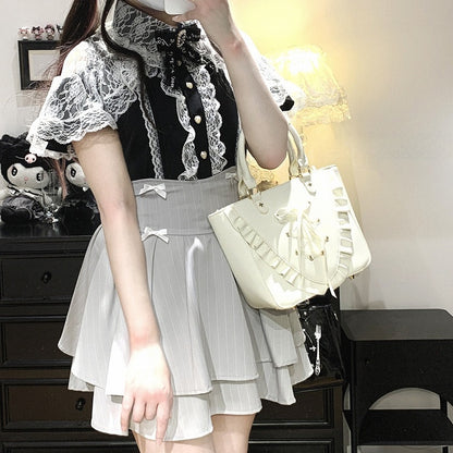 ジライケイ ブラック/ブルー/ホワイト カットアウトショルダーケープデザイン レースブラウス