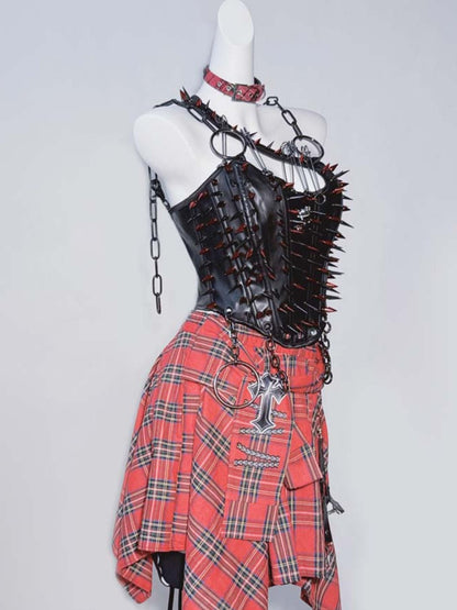 Schwarzes PU-Camisole-Top mit Punk-Nieten und Kettendetail und Schnürverschluss auf der Rückseite