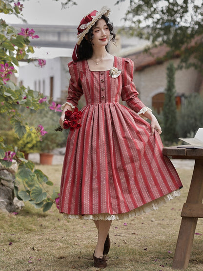 Rotes Vintage-Kleid mit Streifenmuster und Spitzenbesatz und quadratischem Ausschnitt