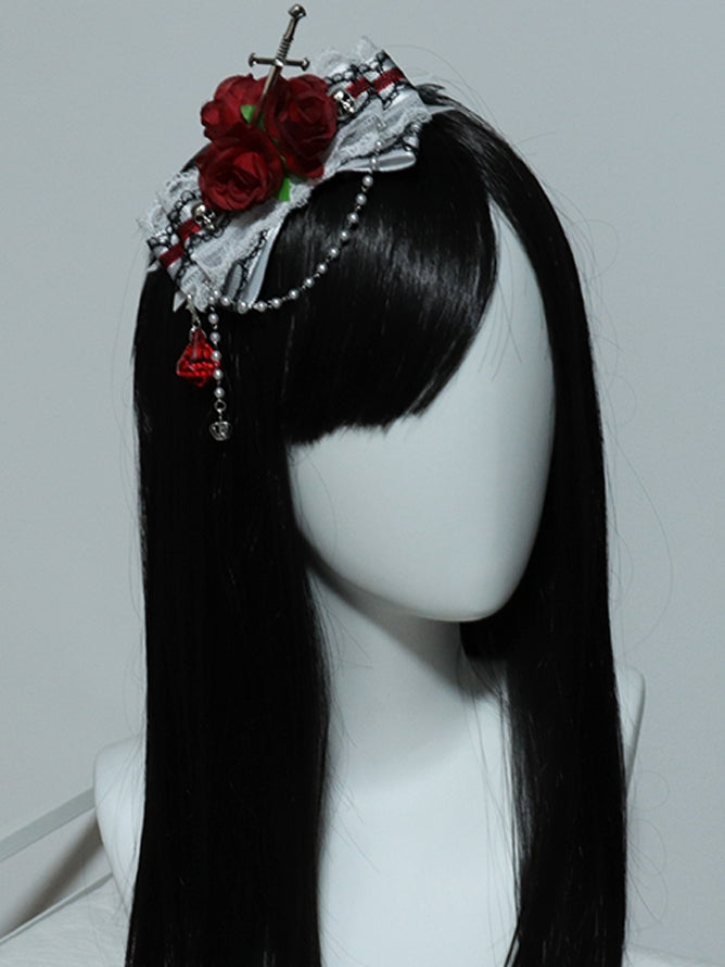 Rot-Weiße Rosette, Schwert, Haarspange, Schleife, Spitzenverzierung und Skelett-Charme mit Perlen