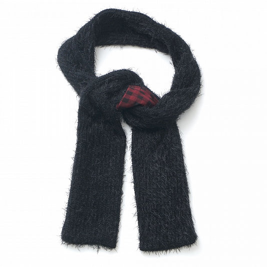 赤いチェック柄のグレーのスカーフ