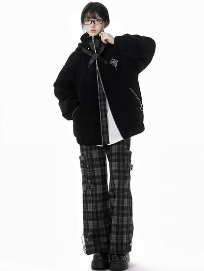 Schwarze Kapuzenjacke mit Schlangenmuster und überkreuzten Schnallenriemen