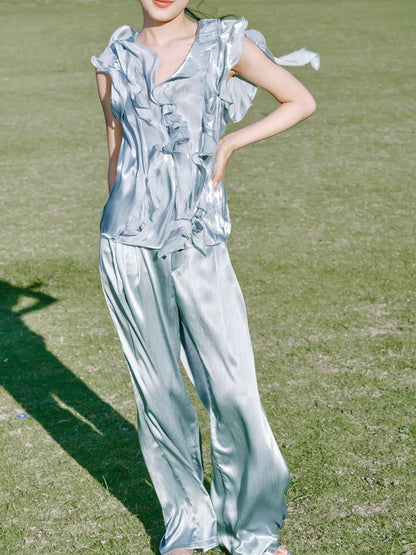 Vintage-Oberteil mit blauen Rüschenakzenten und Hose mit geradem Bein