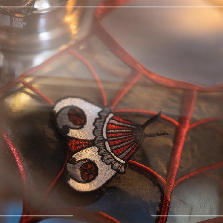 黒のヘアクリップ/ブローチ刺繍の蛾と赤